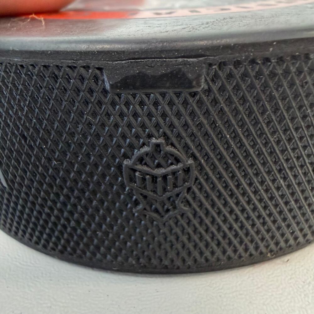 NHL Hockey Official Game Puck Autographed in Case- Unknown Signature - Picture 5 of 10